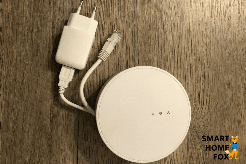 Man sieht das IKEA TRÅDFRI Gateway auf dem Boden liegen.